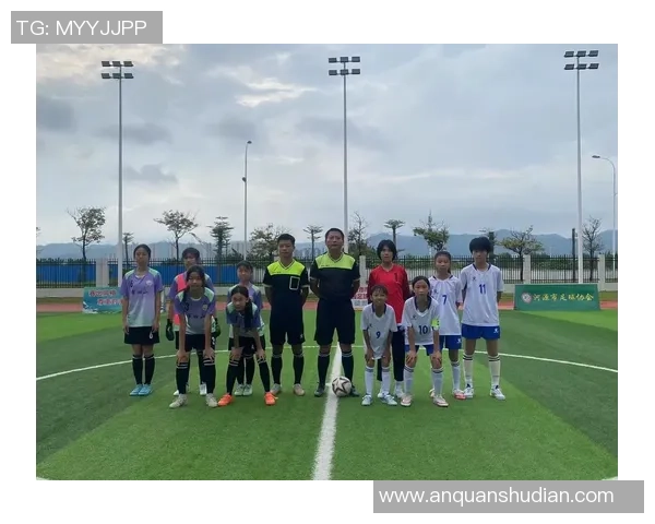 足球明星携手同框展现激情瞬间的精彩合影分享